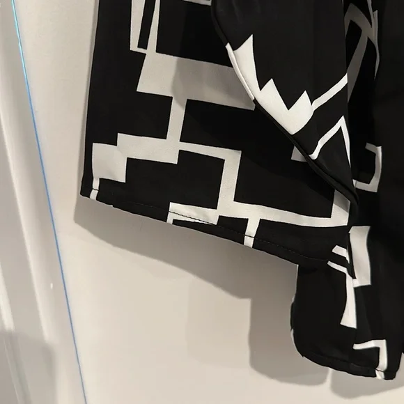 NWT Bloomchic 30 Plus, V-neck Blouse Beautiful black w/white, very elegant! - Picture 5 of 6